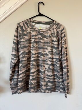 Xersion Women's Long Sleeve Camo Tee in Taupe & Olive